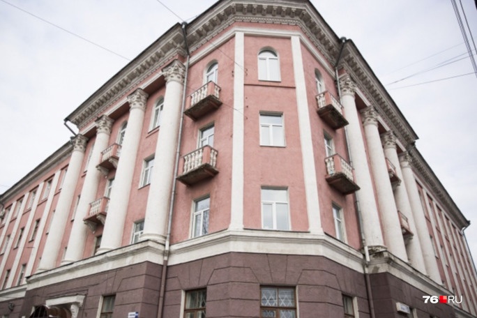 Здание бывшей детской больницы на пересечении проспекта Ленина и улицы Советской сейчас закрыто