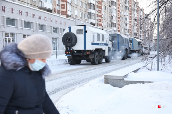 Автозаки подогнали прямо к бульвару Славы Автозаки подогнали прямо к бульвару Славы 