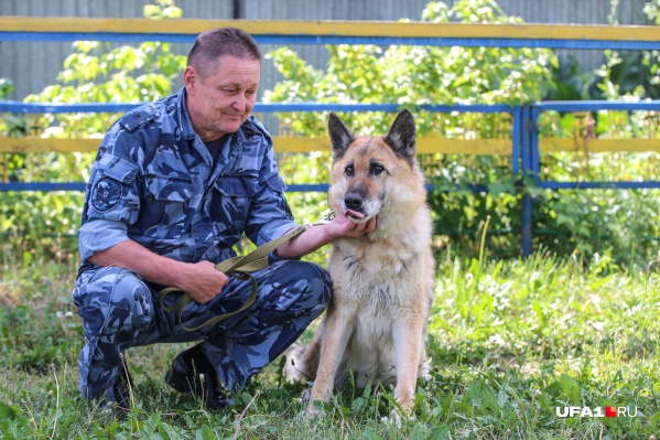 Александр Султанов обучил красавицу Марго четырем языкам Александр Султанов обучил красавицу Марго четырем языкам