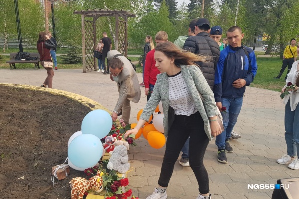 В память о погибших также зажигали свечи В память о погибших также зажигали свечи