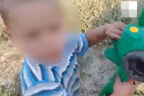 Мальчик гулял один, а потом уснул у самого края дороги Мальчик гулял один, а потом уснул у самого края дороги