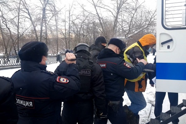 Момент, когда Андрея Кайгородцева уводят в автозак. Мужчина стоял с плакатом про ОПГ Момент, когда Андрея Кайгородцева уводят в автозак. Мужчина стоял с плакатом про ОПГ