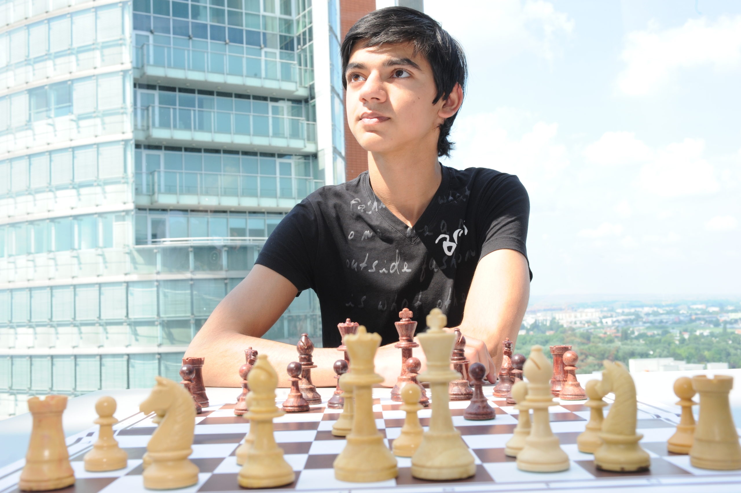 Родился в Петербурге, жил в Японии, а играть в шахматы стал за Нидерланды. История седьмого по силе шахматиста мира