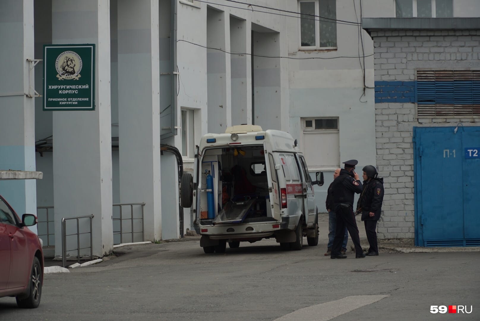 Задержанного доставили в краевую больницу, там сейчас дежурят сотрудники полиции