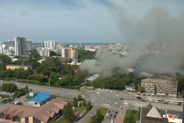 Черный дым из-за пожара видно издалека Черный дым из-за пожара видно издалека