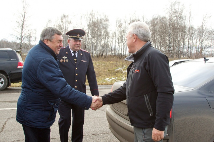 Фото от 13 октября 2017 года: Николай Юртаев (тогда глава Балахтинского района) встречает Александра Усса (тогда врио губернатора), приехавшего с рабочим визитом
