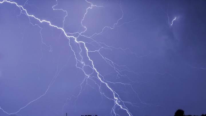 «Яростные вспышки молнии вспорют небо»: на Ярославль надвигается затопивший Европу циклон «Дирк»
