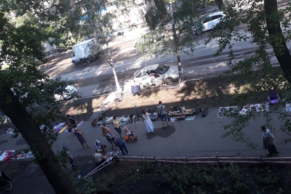 Торговцы мешают жильцам соседних домов Торговцы мешают жильцам соседних домов