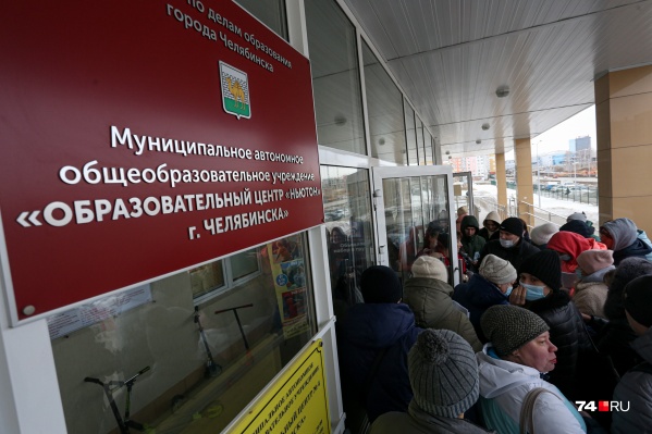 Подать заявление можно было в электронном виде, но часть родителей все-таки предпочла прийти лично Подать заявление можно было в электронном виде, но часть родителей все-таки предпочла прийти лично