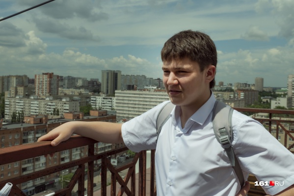 Сергей занимается музыкой с семи лет Сергей занимается музыкой с семи лет