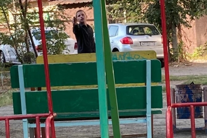 Подросток достал пистолет, когда его вместе с пьяными товарищами попросили покинуть двор Подросток достал пистолет, когда его вместе с пьяными товарищами попросили покинуть двор