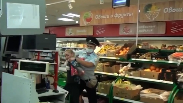 Начало конфликта покупательницы без маски с полицейскими в Челябинской области попало на видео
