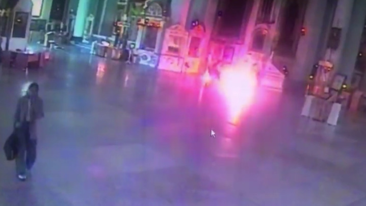 Возгорание мужчины в Троицком соборе Петербурга попало на видео