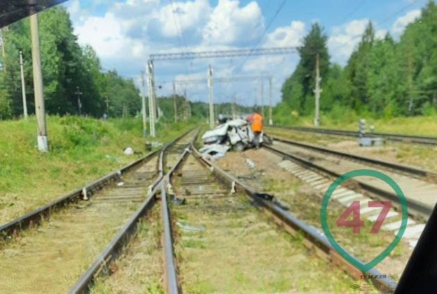 Под Петербургом поезд снес автомобиль…