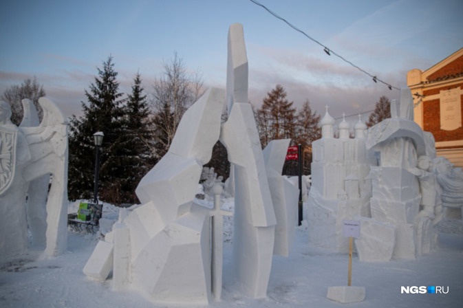 На фестивале скульптуры в Новосибирске омичи сделали меч из снега и заняли второе место