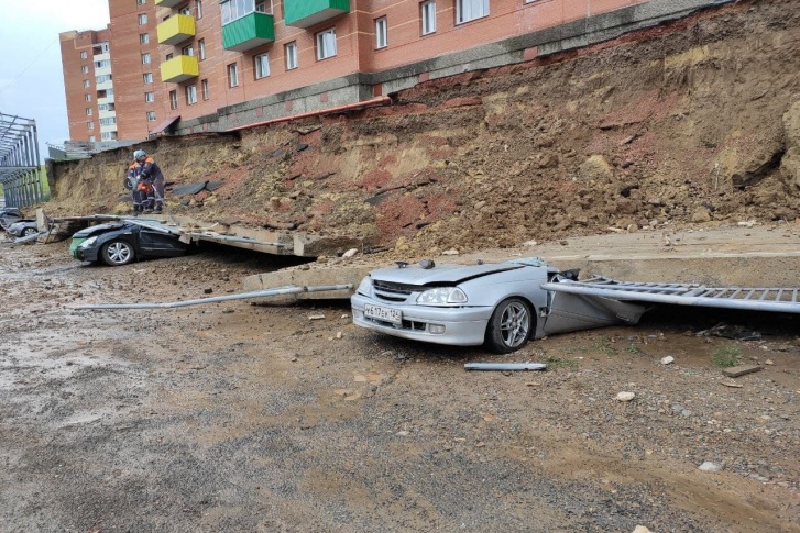 После недавнего падения стены в Солнечном пострадало несколько авто, обошлось, к счастью, без человеческих жертв