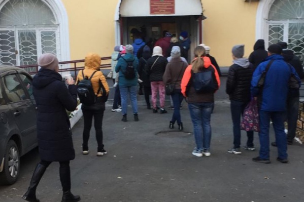 Утренняя очередь на улице Первой Пятилетки, 43 Утренняя очередь на улице Первой Пятилетки, 43