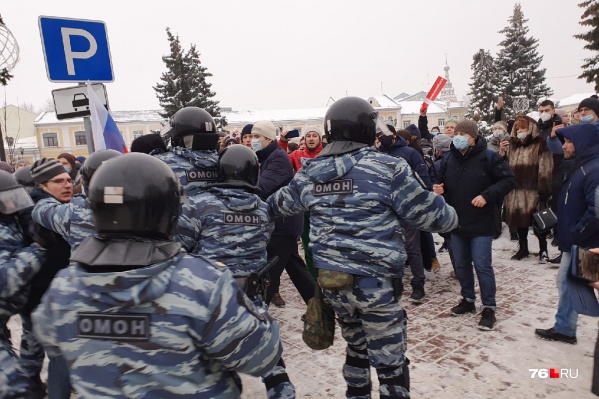 Мужчина ударил полицейского в лицо Мужчина ударил полицейского в лицо 