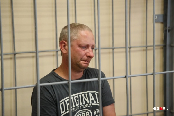 Бывший полицейский много плакал во время процесса Бывший полицейский много плакал во время процесса