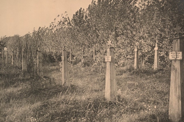 Фотография первых надгробий, установленных на могилах воинов. Снимок сделан в 1950-х годах