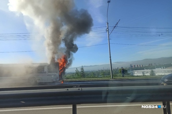 На место выехали пожарные бригады На место выехали пожарные бригады