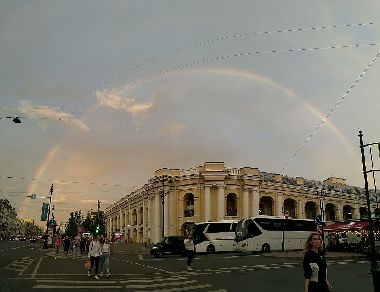 Пока синоптики сулят Петербургу грозу, небо балует оптическими эффектами