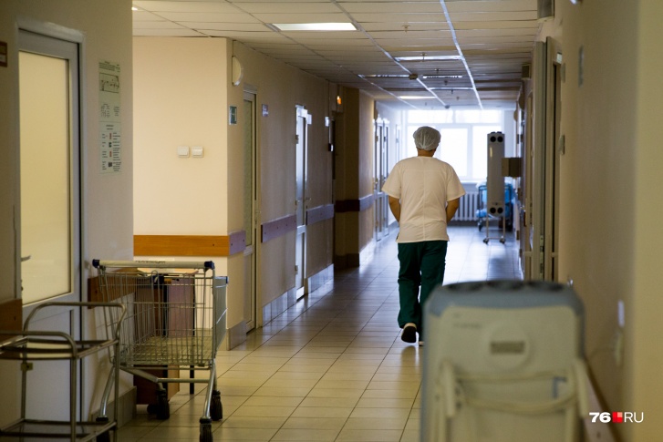 Власти приняли решение массово перепрофилировать отделения больниц из-за большого наплыва заболевших коронавирусом