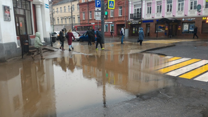 «Идеальный» пешеходный переход: в Ярославле затопило зебру на отремонтированной Комсомольской улице
