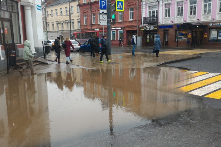 В Ярославле затопило переход на Комсомольской улице