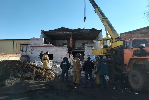 Рабочий, заваленный бетонными блоками при обрушении здания в Троицке, погиб