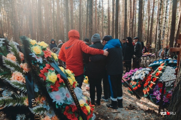Всех детей похоронили в один день Всех детей похоронили в один день