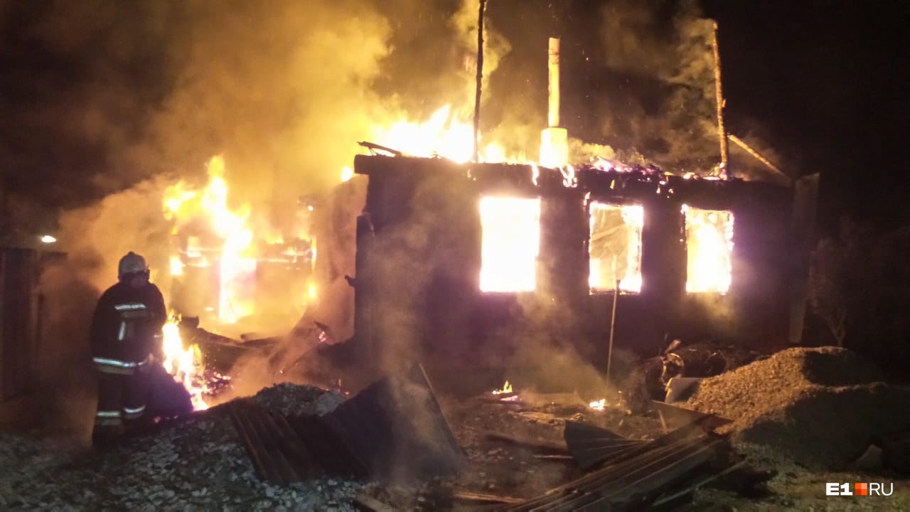 В свердловском СНТ сгорели два дома