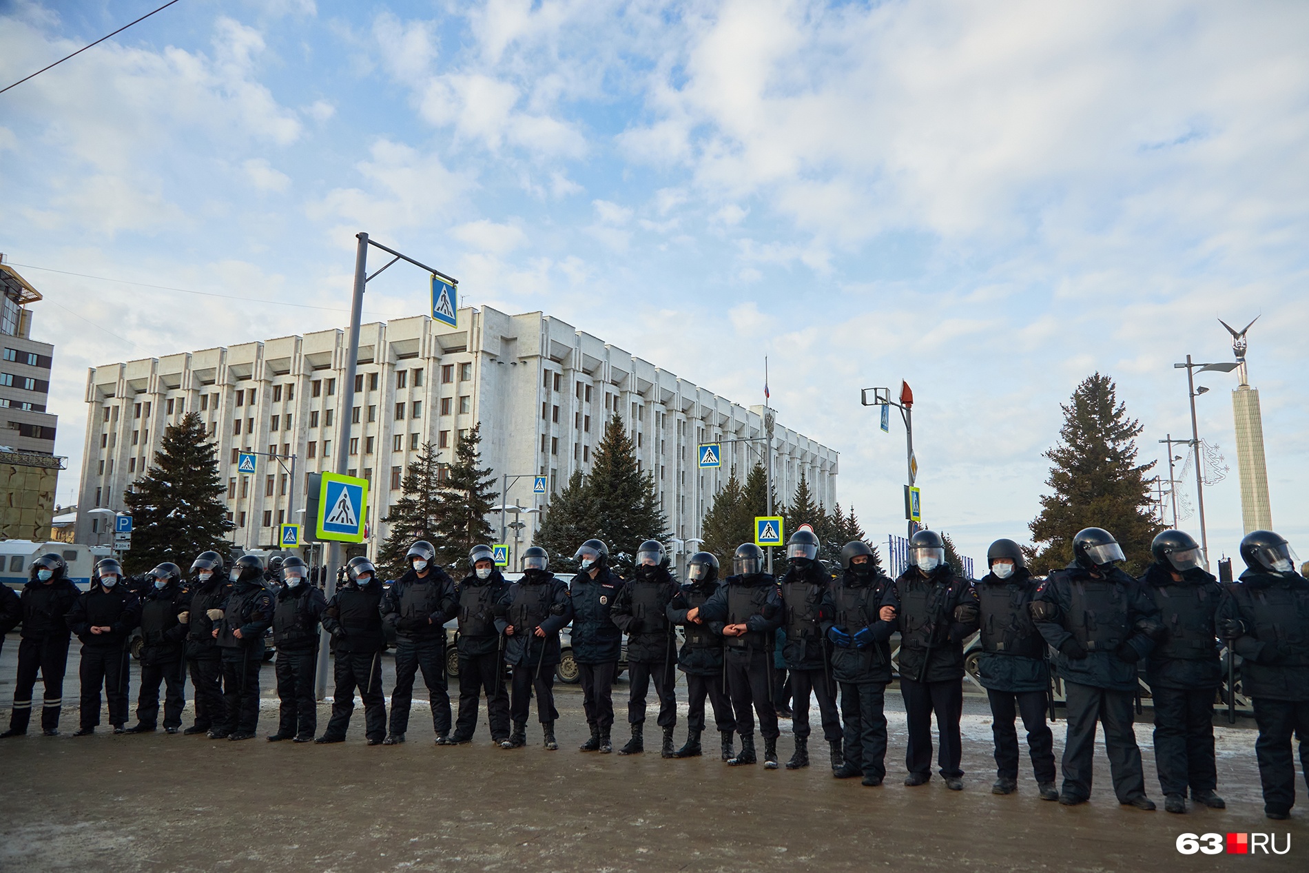 Плотная сцепка ОМОНа не пропустила протестующих на площадь Славы Плотная сцепка ОМОНа не пропустила протестующих на площадь Славы
