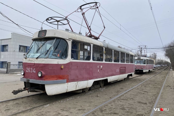 В Волгограде из-за пожара на Каче остановили движение трамваев