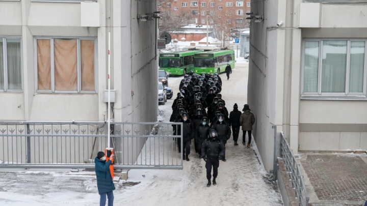 «Видимо, ждут штурма мэрии»: полиция отправила по домам чиновников администрации Красноярска