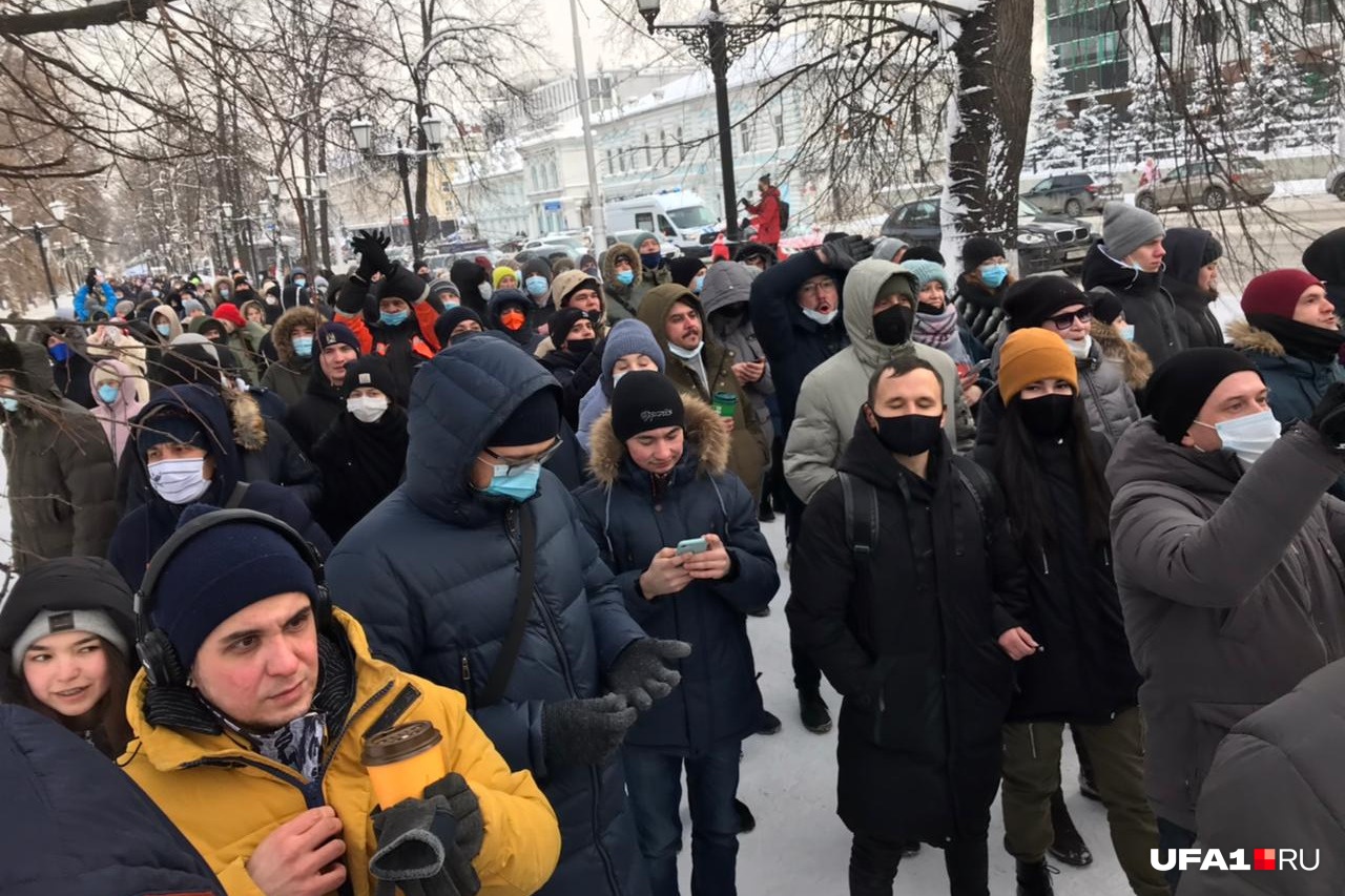 С каждой минутой людей становилось все больше С каждой минутой людей становилось все больше