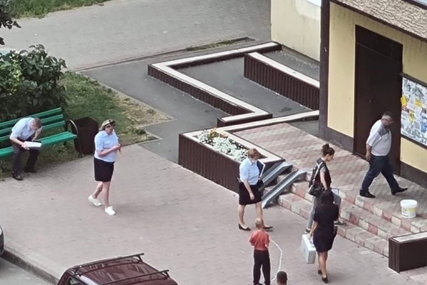 Как сообщают очевидцы, три девушки вышли из дома с окровавленными руками Как сообщают очевидцы, три девушки вышли из дома с окровавленными руками