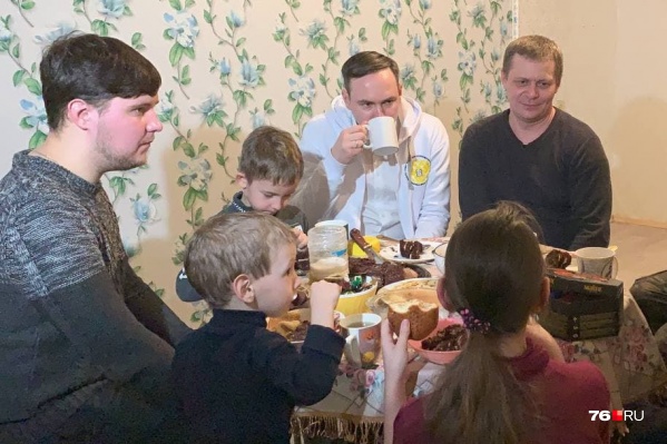 Представители «Совета отцов» сразу после переезда семьи Третьяковых остались на чаепитие в честь новоселья Представители «Совета отцов» сразу после переезда семьи Третьяковых остались на чаепитие в честь новоселья