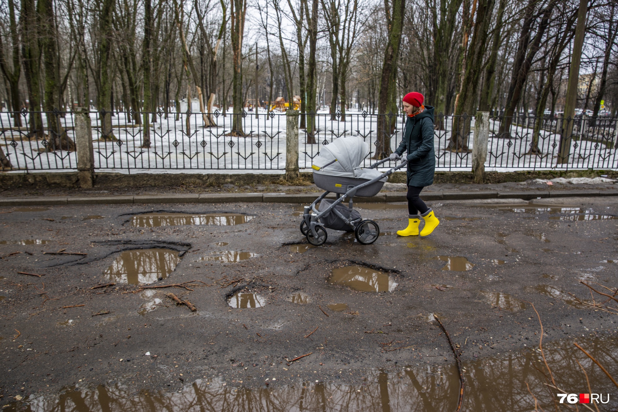 На каждой прогулке приходится маневрировать между ямами На каждой прогулке приходится маневрировать между ямами