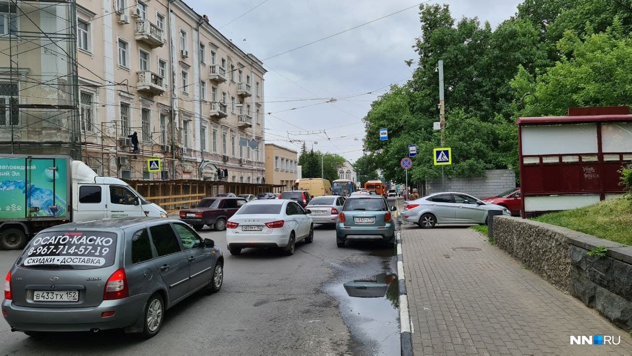Пока водители вынуждены стоять в заторах на улице Пискунова