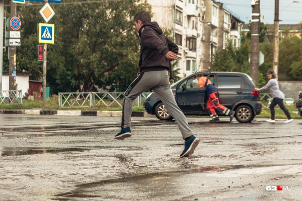 Позаботьтесь о плотной обуви, чтобы не промочить ноги в лужах Позаботьтесь о плотной обуви, чтобы не промочить ноги в лужах