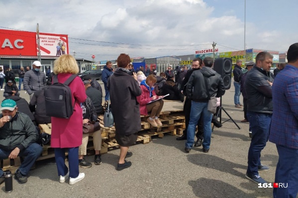 Торговцы собрали стихийный митинг Торговцы собрали стихийный митинг