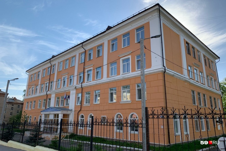 21 мая старшеклассник березниковского лицея <nobr class="_">№ 1</nobr> напал на учителя с ножом. Мы спросили у психологов, почему это могло произойти 21 мая старшеклассник березниковского лицея <nobr class="_">№ 1</nobr> напал на учителя с ножом. Мы спросили у психологов, почему это могло произойти