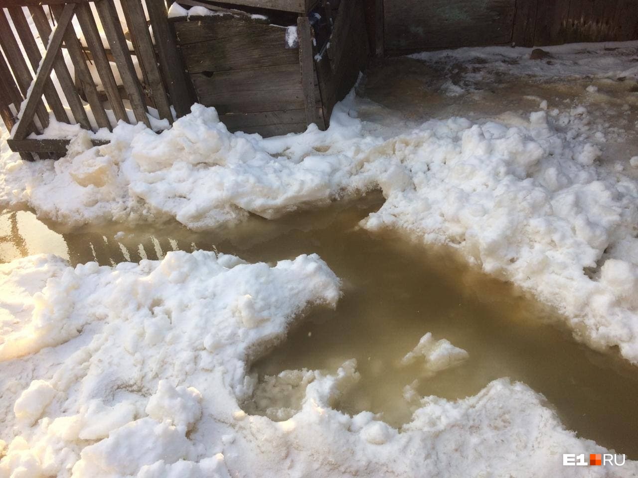 Вода замерзает не сразу, а растекается по округе Вода замерзает не сразу, а растекается по округе