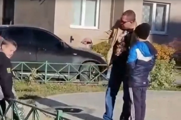 Мужчина кричал на ребенка во дворе дома на улице Рябинина, 23 Мужчина кричал на ребенка во дворе дома на улице Рябинина, 23