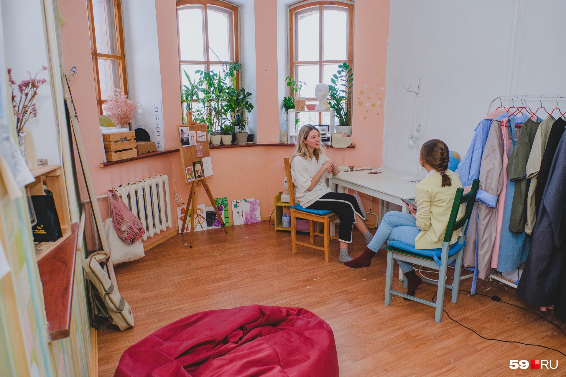 Работает Ольга дома, там же и хранит последнюю отшитую коллекцию плащей Работает Ольга дома, там же и хранит последнюю отшитую коллекцию плащей