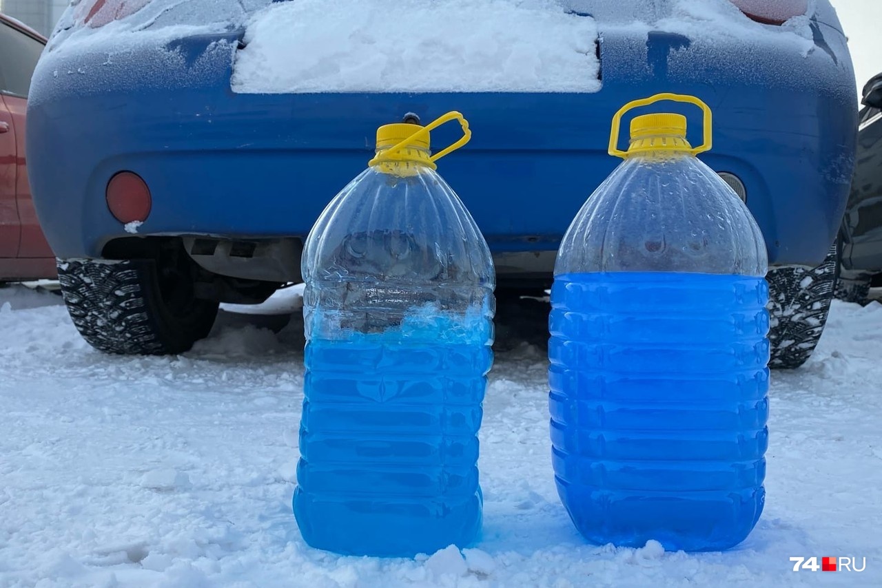Купленная в магазине незамерзайка — слева. Видно, что она не вполне жидкая. А товар с обочины еще плещется Купленная в магазине незамерзайка — слева. Видно, что она не вполне жидкая. А товар с обочины еще плещется