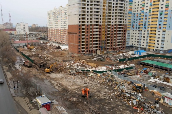 От «Торгового городка» остался только мусор От «Торгового городка» остался только мусор