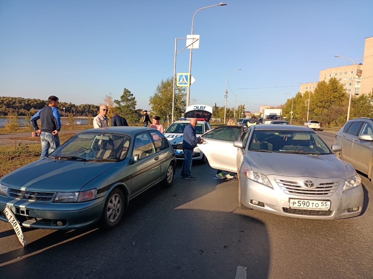 В Омске водитель сбил женщину с двухлетним ребенком из-за резко притормозившего перед ним автомобиля