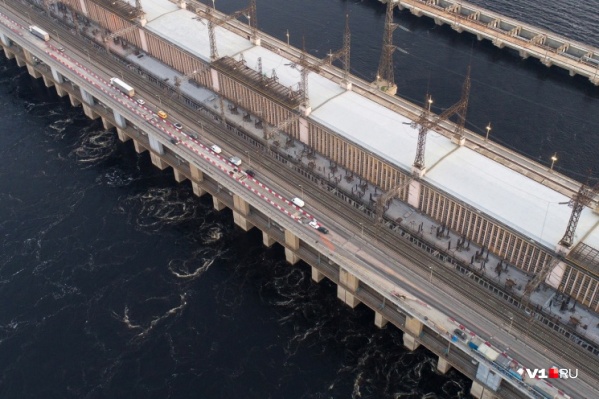 На мосту через Волжскую ГЭС в тестовом режиме запустили реверсивное движение На мосту через Волжскую ГЭС в тестовом режиме запустили реверсивное движение